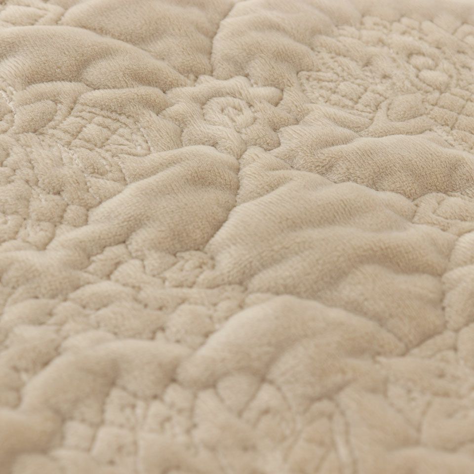 表面はマイクロファイバー生地にハドンホールの花柄がキルティングされており、ふっくらとした刺繍のモチーフが繰り返され、可愛らしい印象です