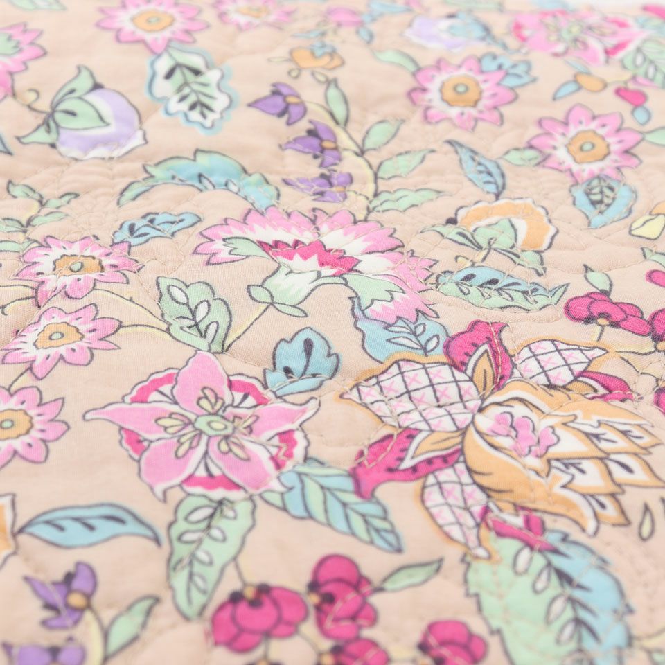 裏面は綿100%の生地に中ぶりの花々が描かれた総柄プリントで、様々な花がカラフルに描かれていて気持ちも明るくさせます