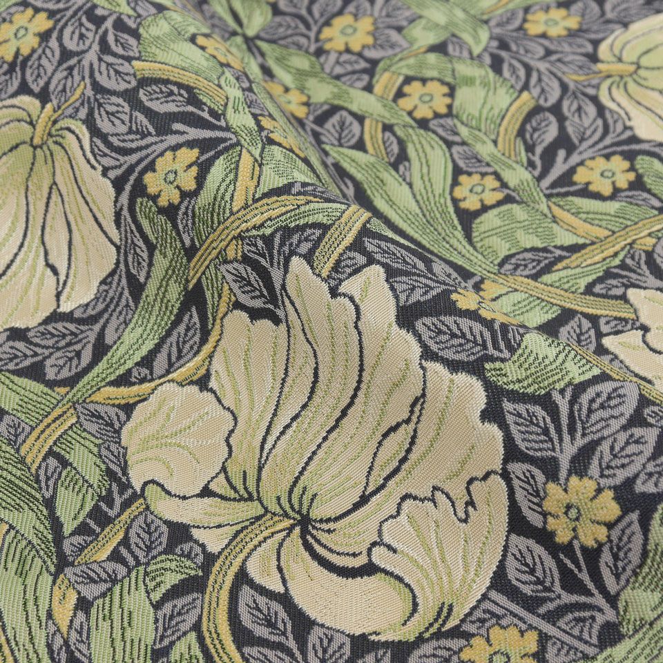 「ピンパーネル」の流れるような花や葉の表現や美しい色彩はモリスらしさを強く感じられ、世界的にも人気のデザインです