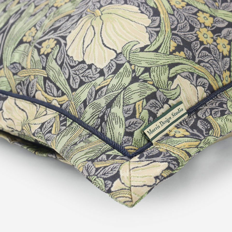 共生地の額縁とブルー色のパイピングをつけています／カラー：グリーン