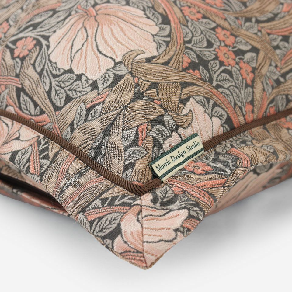 共生地の額縁とブラウン色のパイピングをつけています／カラー：ピンク