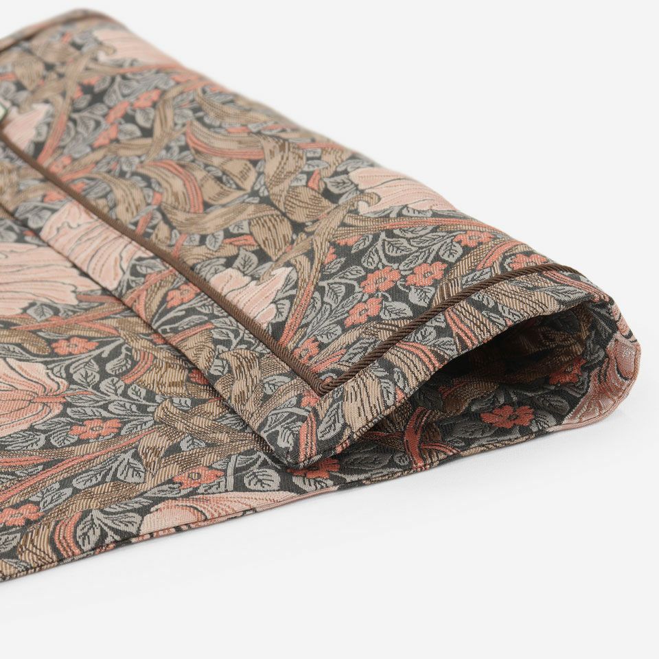 オリジナルの仕様として額縁仕様にし、クラシカルな素材感を楽しめるデザイン、額縁の内側にはアクセントとしてパイピングコードをあしらいました