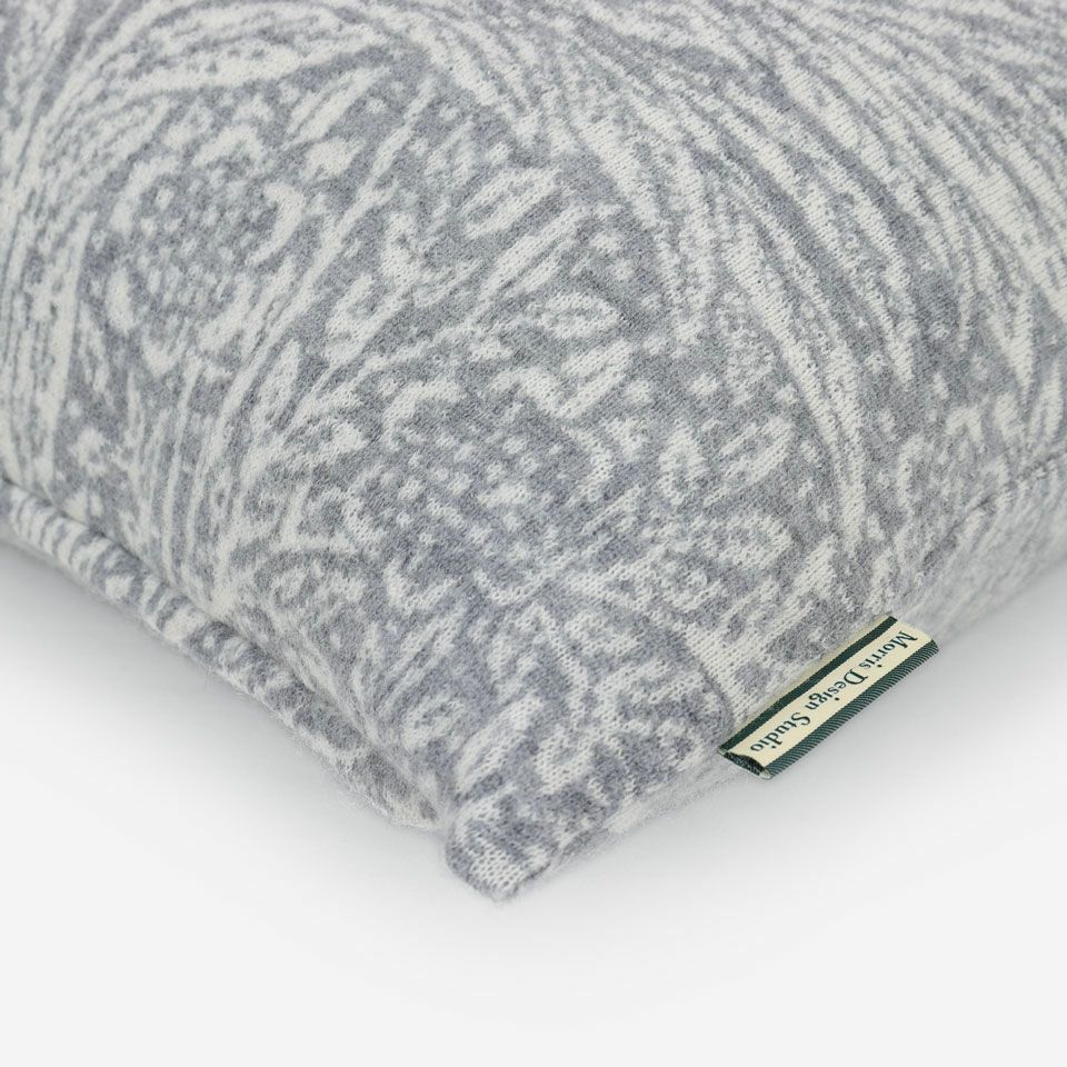 周囲は縫い合わせ仕様ですっきりした表情に仕上げています／カラー：グレー