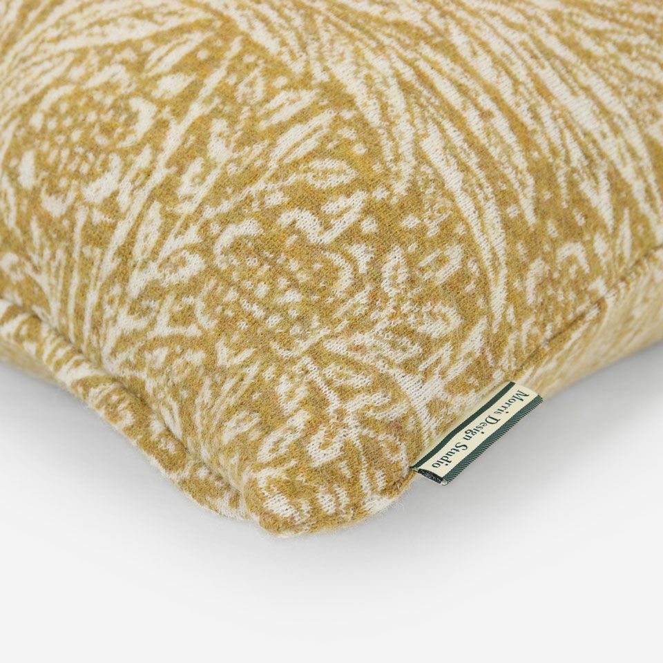 周囲は縫い合わせ仕様ですっきりした表情に仕上げています／カラー：イエロー