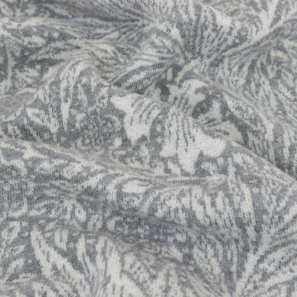 花と葉の流れる様なデザインが映えるレイアウトになっており、ウールの暖かみのある素材感と表情をお手元で楽しんで頂けます