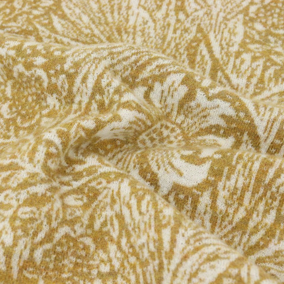 花と葉の流れる様なデザインが映えるレイアウトになっており、ウールの暖かみのある素材感と表情をお手元で楽しんで頂けます