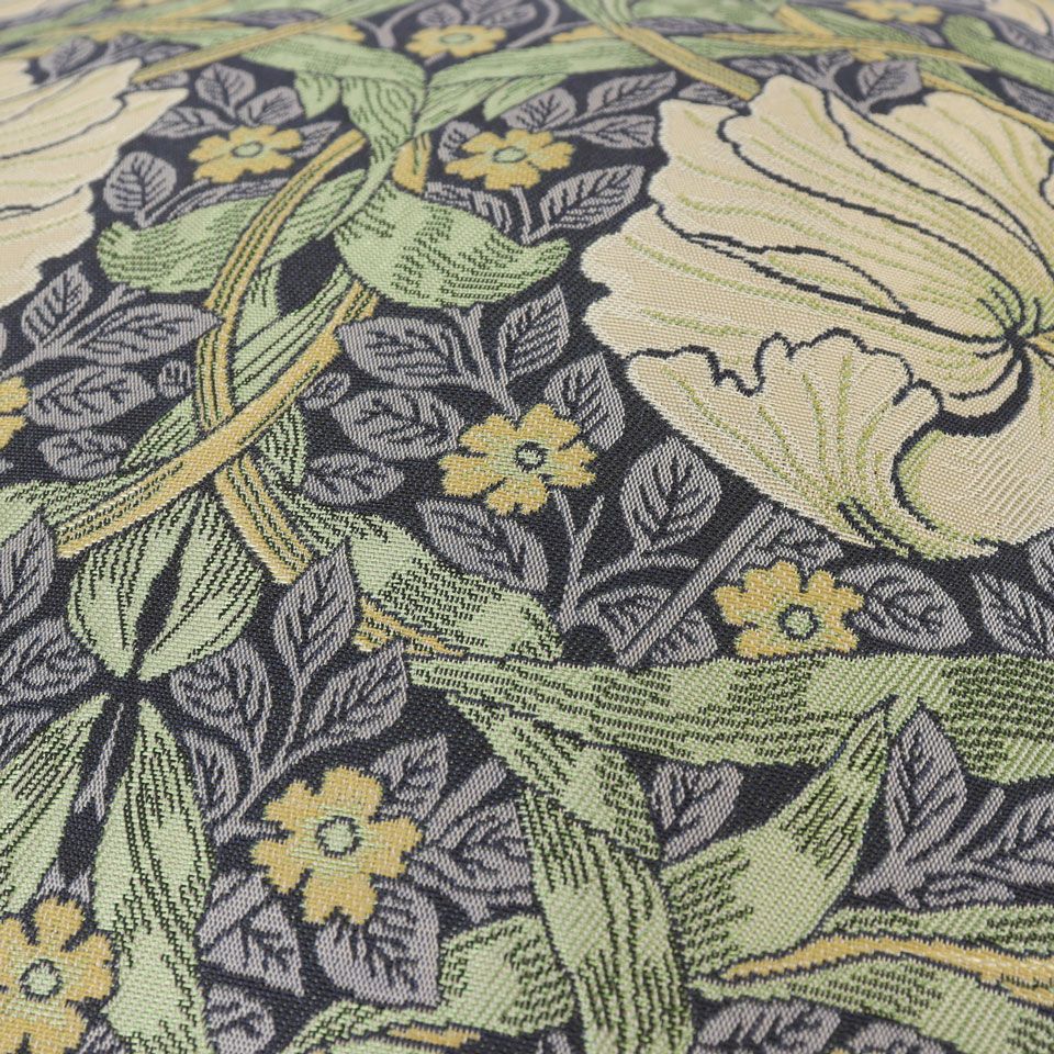 座った瞬間のひんやり感や固さを軽減し、椅子全体のクッション性を補え、やわらかな座り心地になります