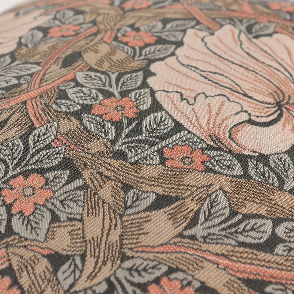 座った瞬間のひんやり感や固さを軽減し、椅子全体のクッション性を補え、やわらかな座り心地になります