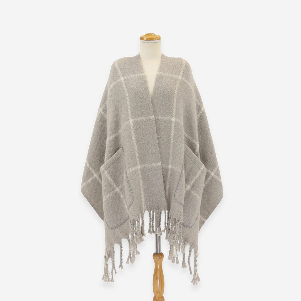 トルソー使用画像／カラー:グレー／触れた瞬間から感じる優しい肌触り、あたたかさを感じる風合いが特徴です