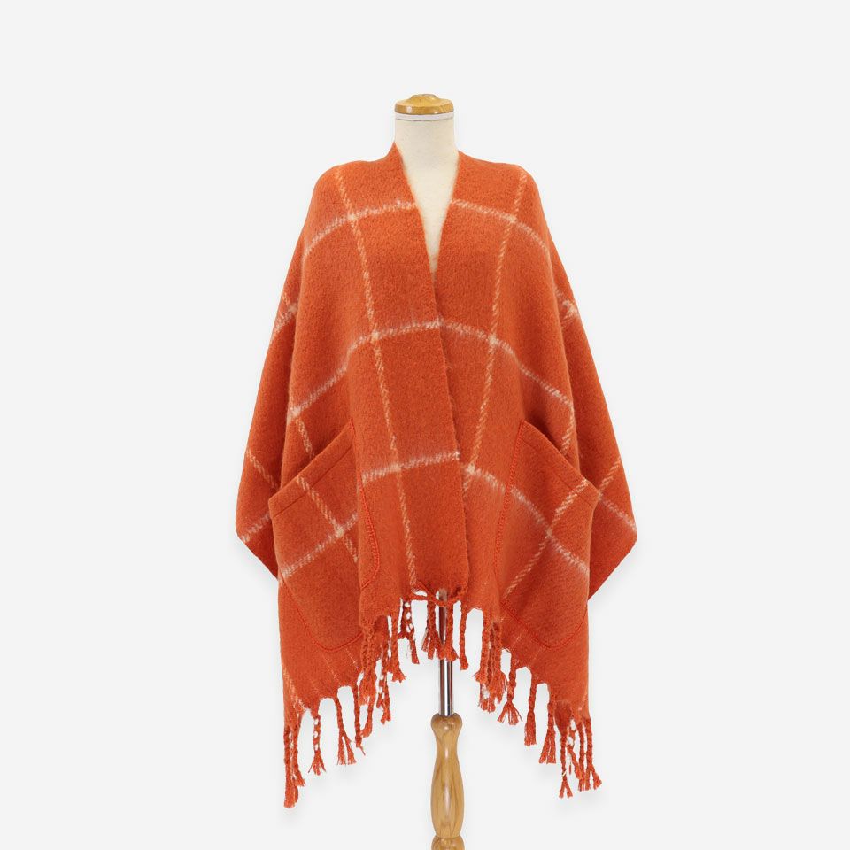 トルソー使用画像／カラー:レッド／触れた瞬間から感じる優しい肌触り、あたたかさを感じる風合いが特徴です