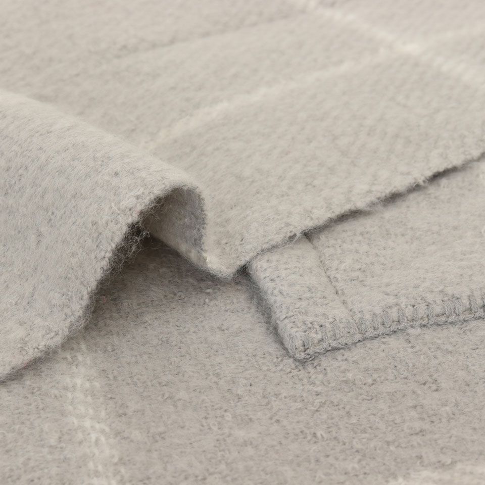 起毛素材特有のふわふわでたっぷりとしたボリュームが魅力のブランケットです／カラー：グレー