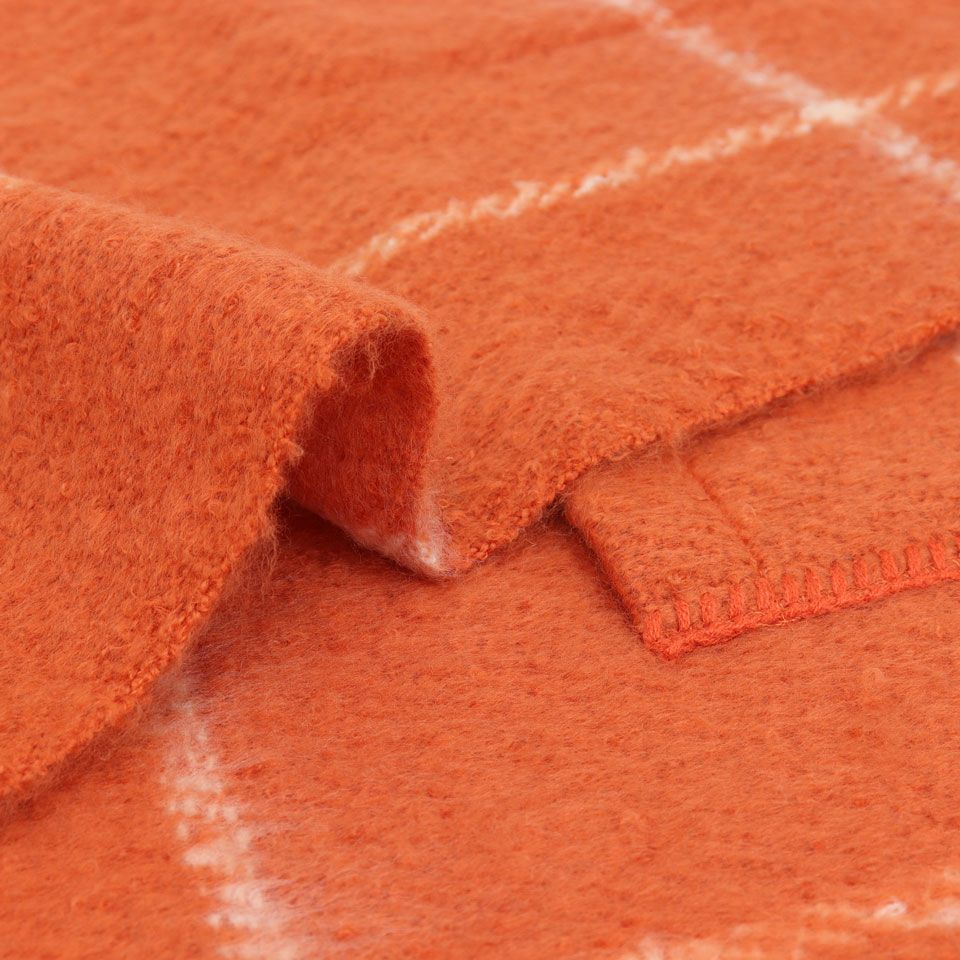 起毛素材特有のふわふわでたっぷりとしたボリュームが魅力のブランケットです／カラー：レッド