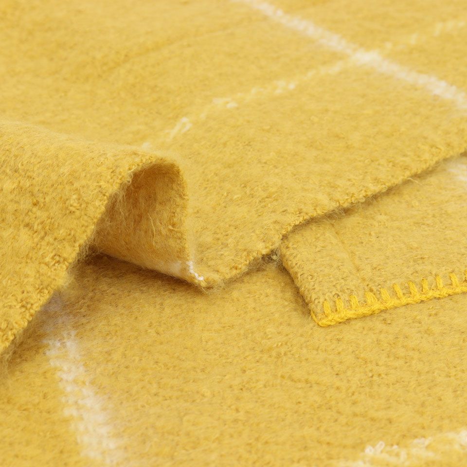 起毛素材特有のふわふわでたっぷりとしたボリュームが魅力のブランケットです／カラー：イエロー