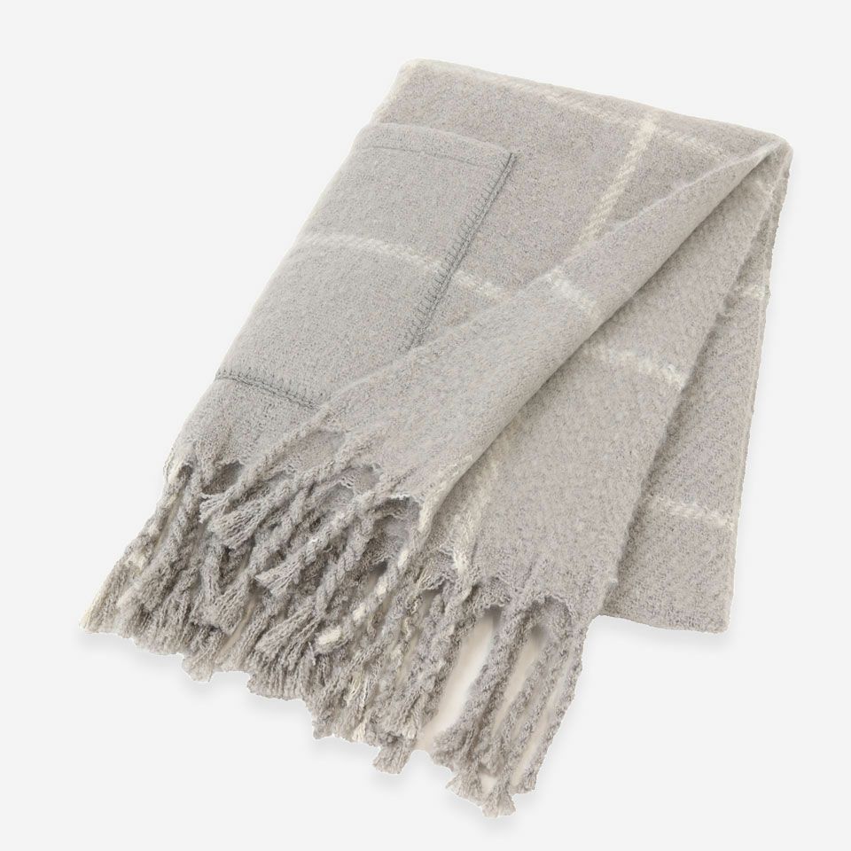 ポケット付き、太めのフリンジがアクセントになっています／カラー：グレー