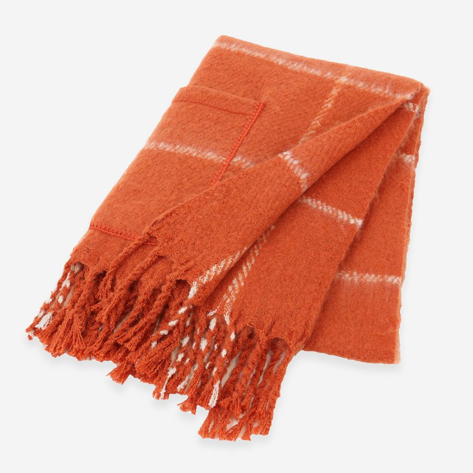 ポケット付き、太めのフリンジがアクセントになっています／カラー：レッド