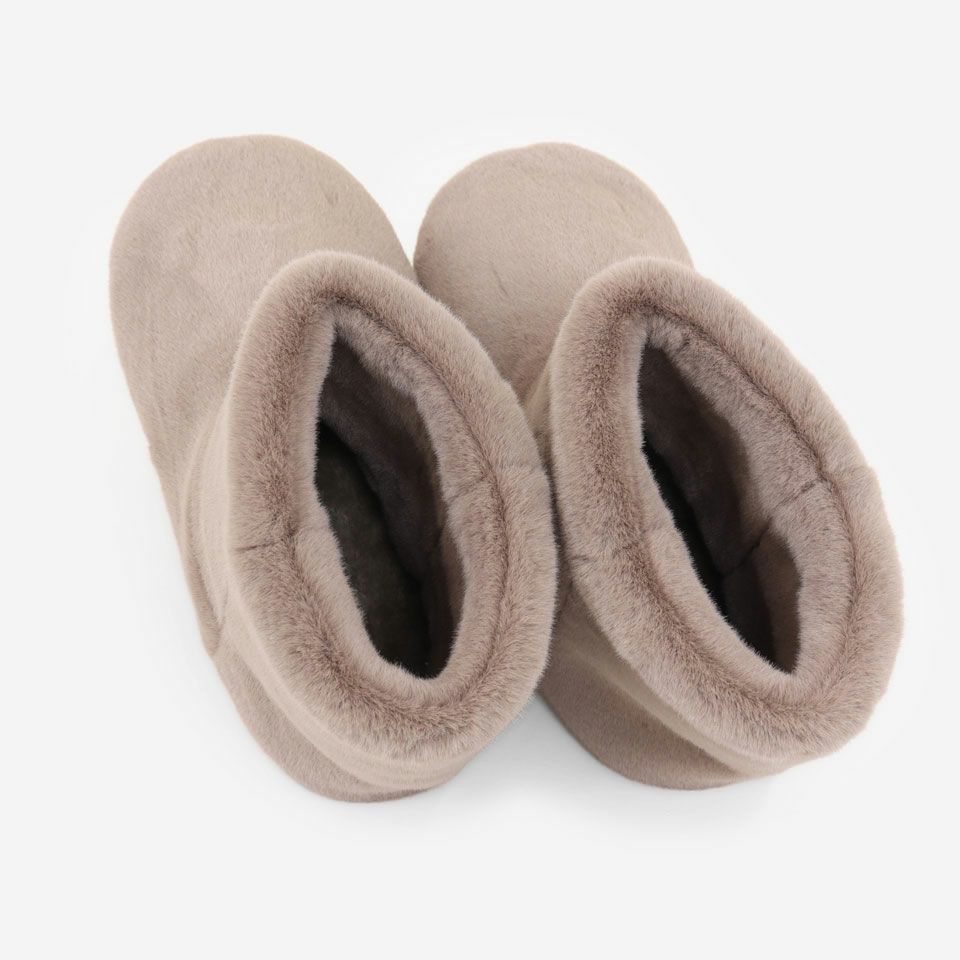 足首まで暖かいブーツタイプは、足元の冷え対策や冬の防寒用にぴったりです／カラー：ベージュ