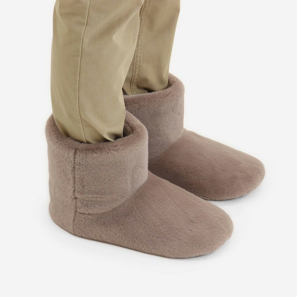 ブーツ全体が柔らかいので、履き疲れることもなく軽やかで厚手の靴下を履いているような感覚のソフトルームブーツです／カラー：ベージュ