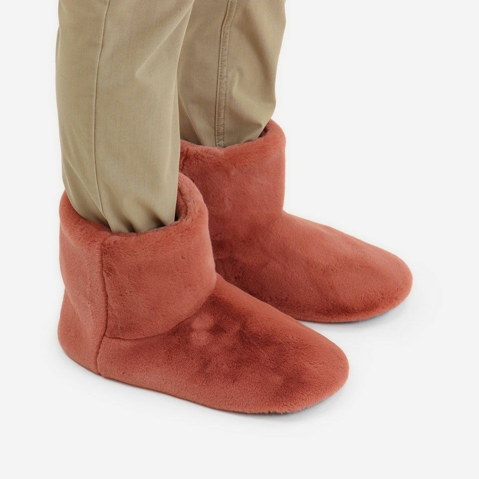 ブーツ全体が柔らかいので、履き疲れることもなく軽やかで厚手の靴下を履いているような感覚のソフトルームブーツです／カラー：レッド