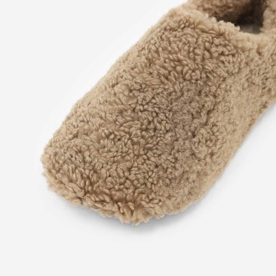 アッパー部分はシープのようなクルクルした毛足の生地です／カラー：ベージュ