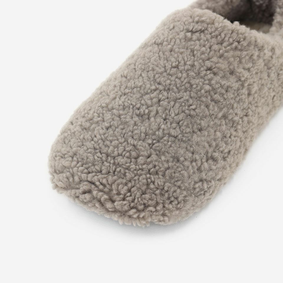 アッパー部分はシープのようなクルクルした毛足の生地です／カラー：グレー