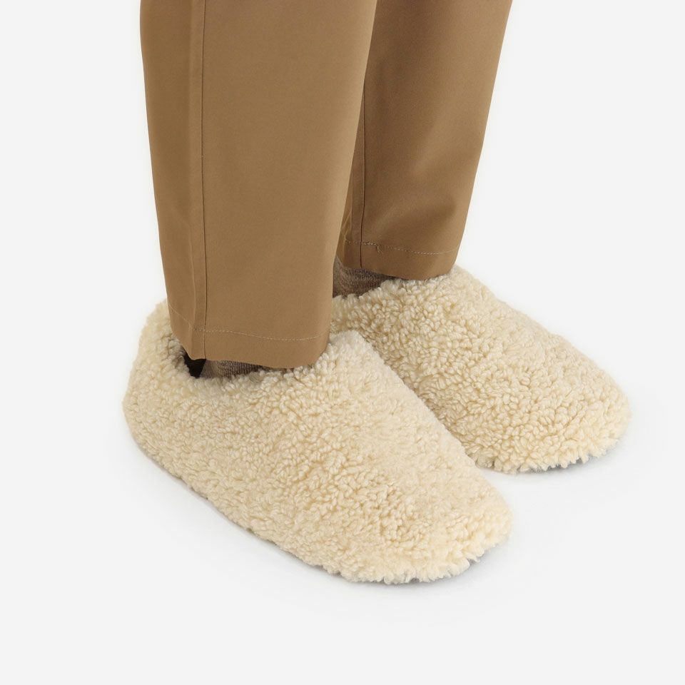 暖かいボアを使用しているので足を入れると暖かさに包まれ足元がぬくぬくとしてきます／カラー：アイボリー