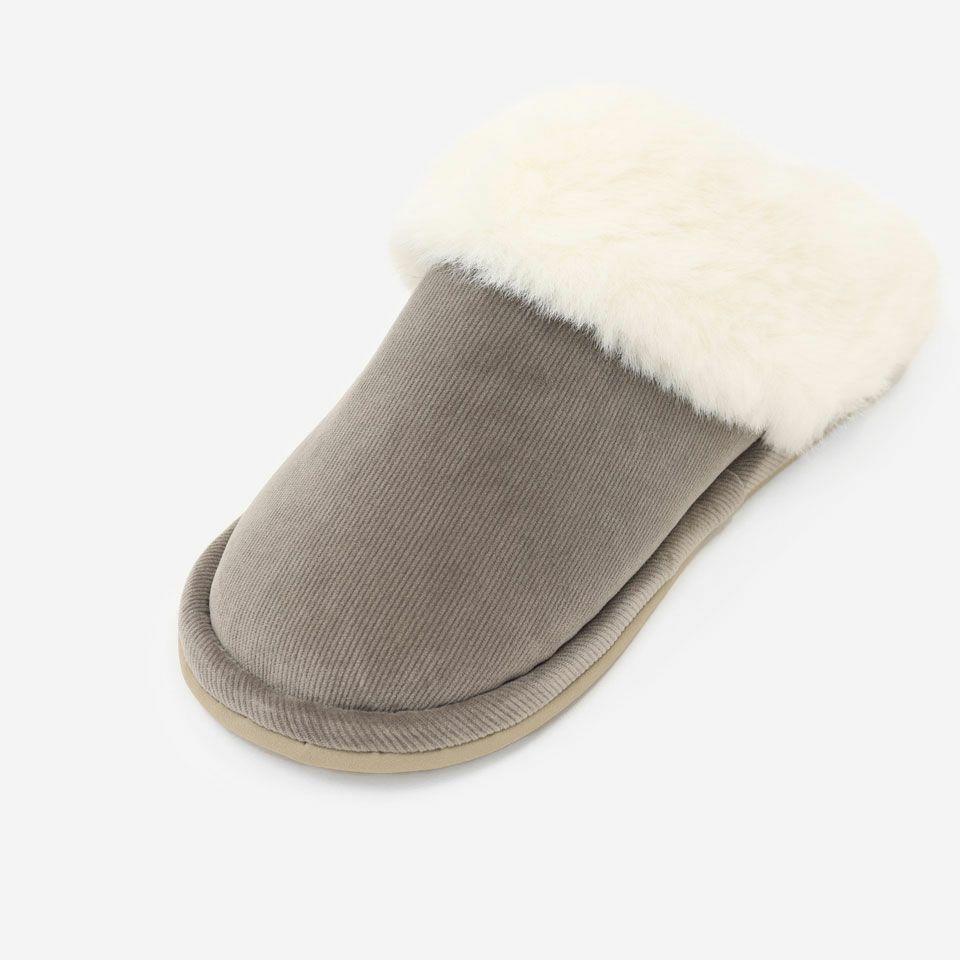 アッパー部分は細い畝のコーデュロイ生地です／カラー：グレー