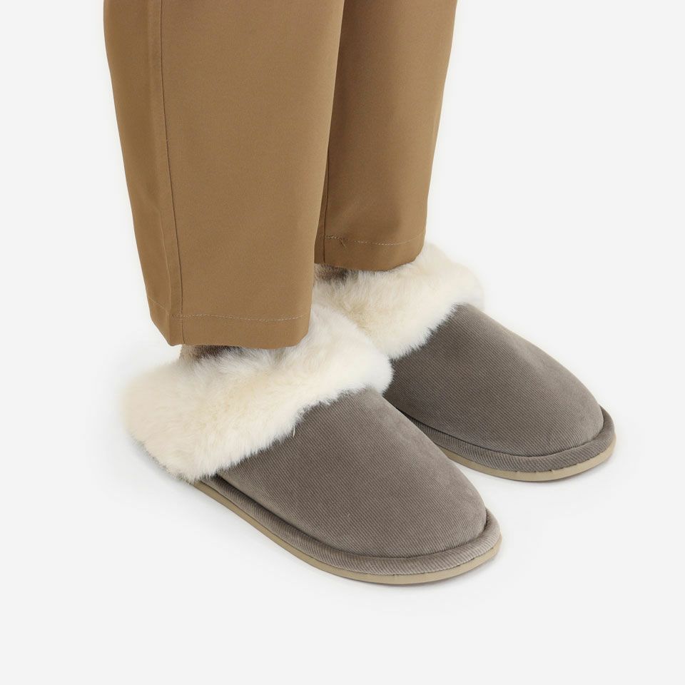 履き口には長毛でフワフワなフェイクファーをあしらい、足首周りがとても暖かく寒い季節におすすめです／カラー：グレー