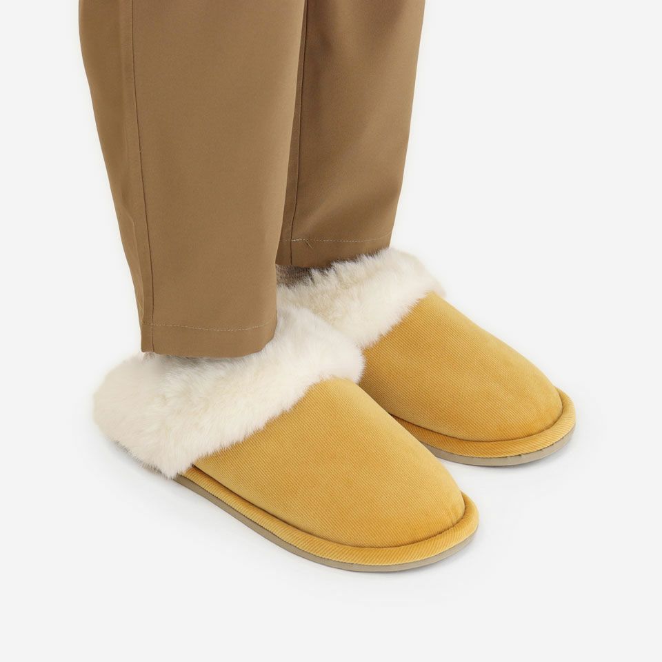 履き口には長毛でフワフワなフェイクファーをあしらい、足首周りがとても暖かく寒い季節におすすめです／カラー：イエロー