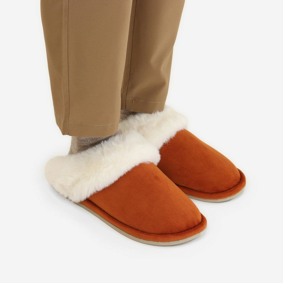 履き口には長毛でフワフワなフェイクファーをあしらい、足首周りがとても暖かく寒い季節におすすめです／カラー：レッド