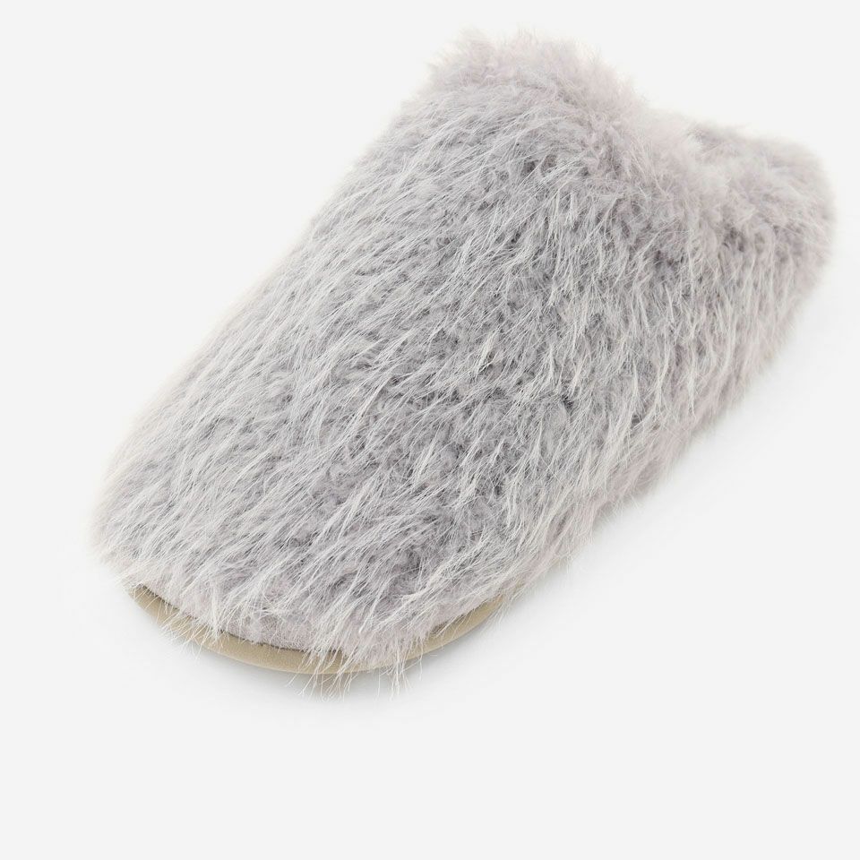 フワフワでボリュームたっぷりのロングファースリッパは、綺麗なカラーでおうち気分もあがります／カラー：グレー