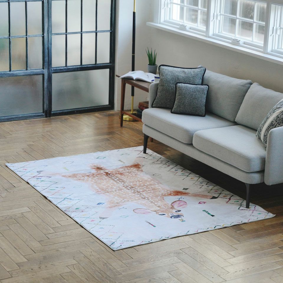 かわいらしいバンビが個性的なデザインですが、白を基調にしたBOHOスタイルなどにもなじみやすくおすすめです