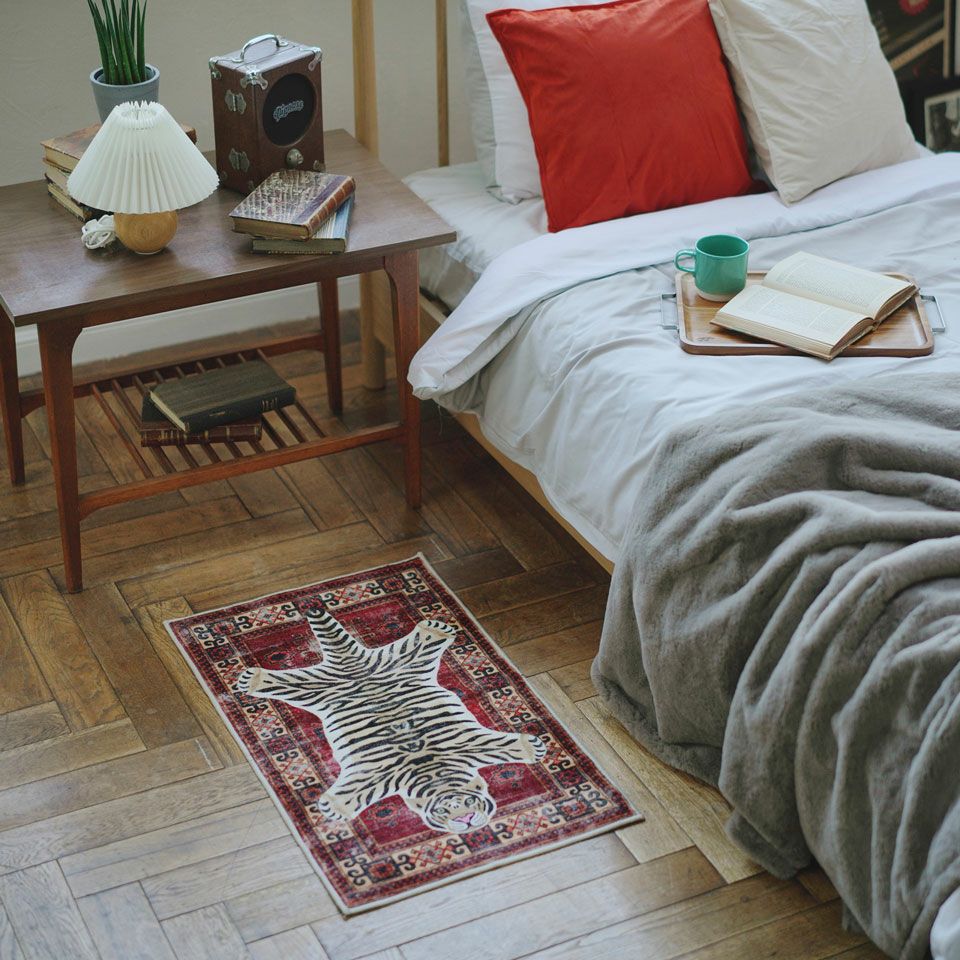 レッドを基調にしたアフガニスタン調のデザインとタイガーの組合わせは、木製の家具、革のソファー等のビンテージスタイルになじみやすくおすすめです