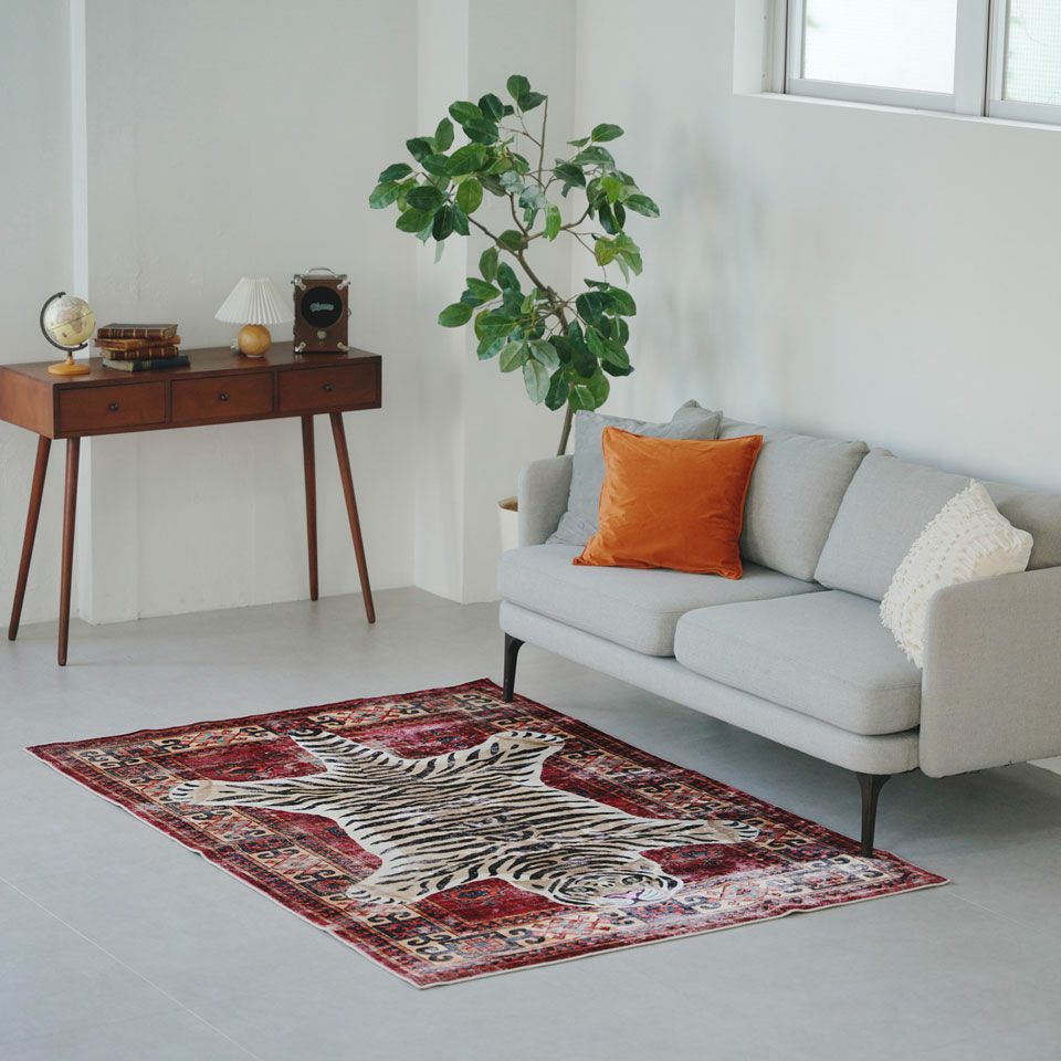 レッドを基調にしたアフガニスタン調のデザインとタイガーの組合わせは、個性的なデザインなのでインテリアのアクセントとなります