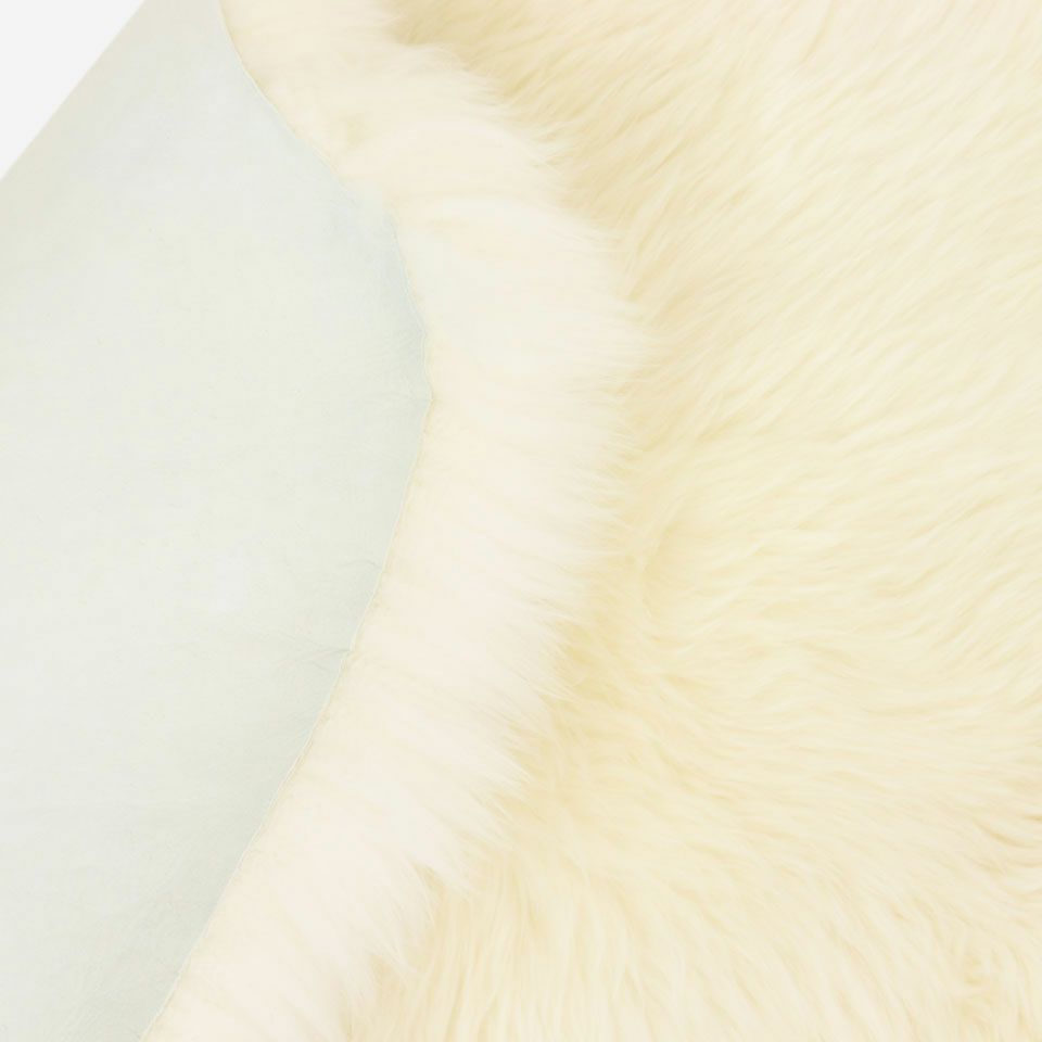 オーストラリア産の良質な羊から厳選された最高級品質のムートンを使用した長毛のフリースです／カラー：ホワイト