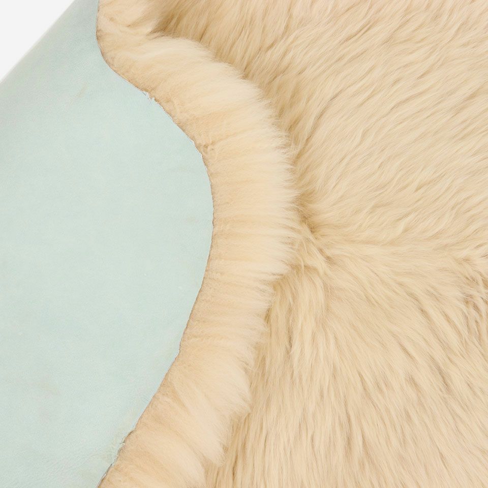 オーストラリア産の良質な羊から厳選された最高級品質のムートンを使用した長毛のフリースです／カラー：ベージュ