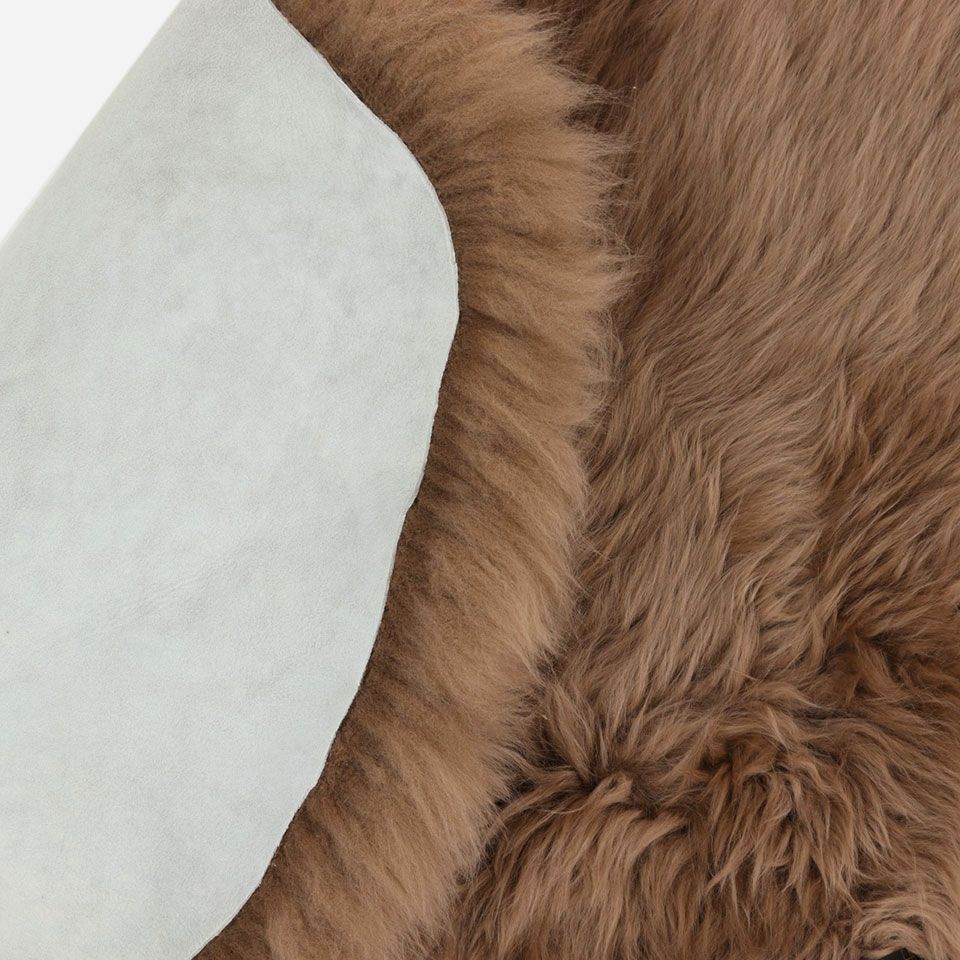 オーストラリア産の良質な羊から厳選された最高級品質のムートンを使用した長毛のフリースです／カラー：ダークブラウン