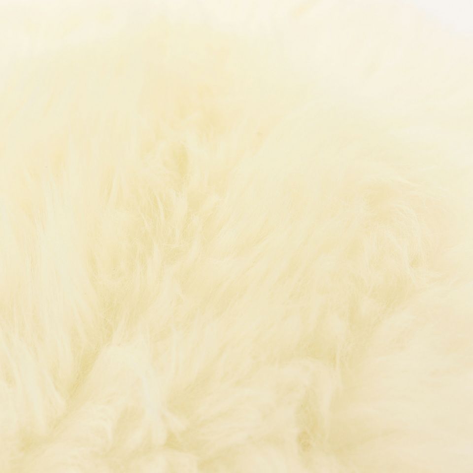 羊毛の間に含まれる大量の空気が断熱材の役割を果たし、冷たい外気を寄せ付けず、内側の温かい空気を逃しません／カラー：ホワイト