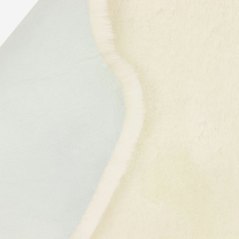 オーストラリア産の良質な羊から厳選された最高級品質のムートンを使用した短毛のフリースです／カラー：ホワイト