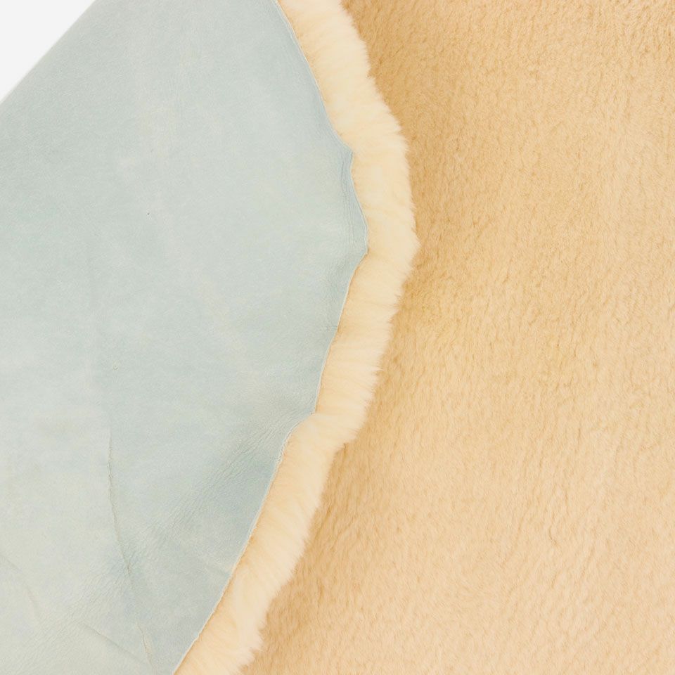 オーストラリア産の良質な羊から厳選された最高級品質のムートンを使用した短毛のフリースです／カラー：ベージュ