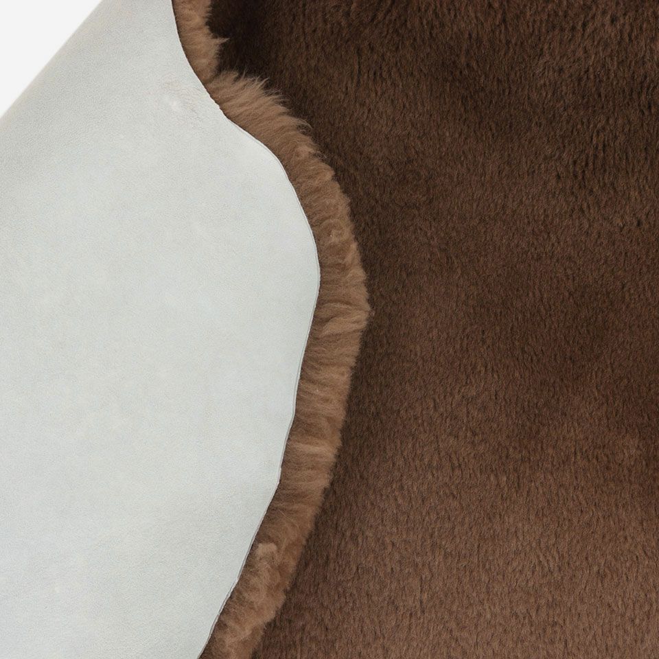 オーストラリア産の良質な羊から厳選された最高級品質のムートンを使用した短毛のフリースです／カラー：ダークブラウン