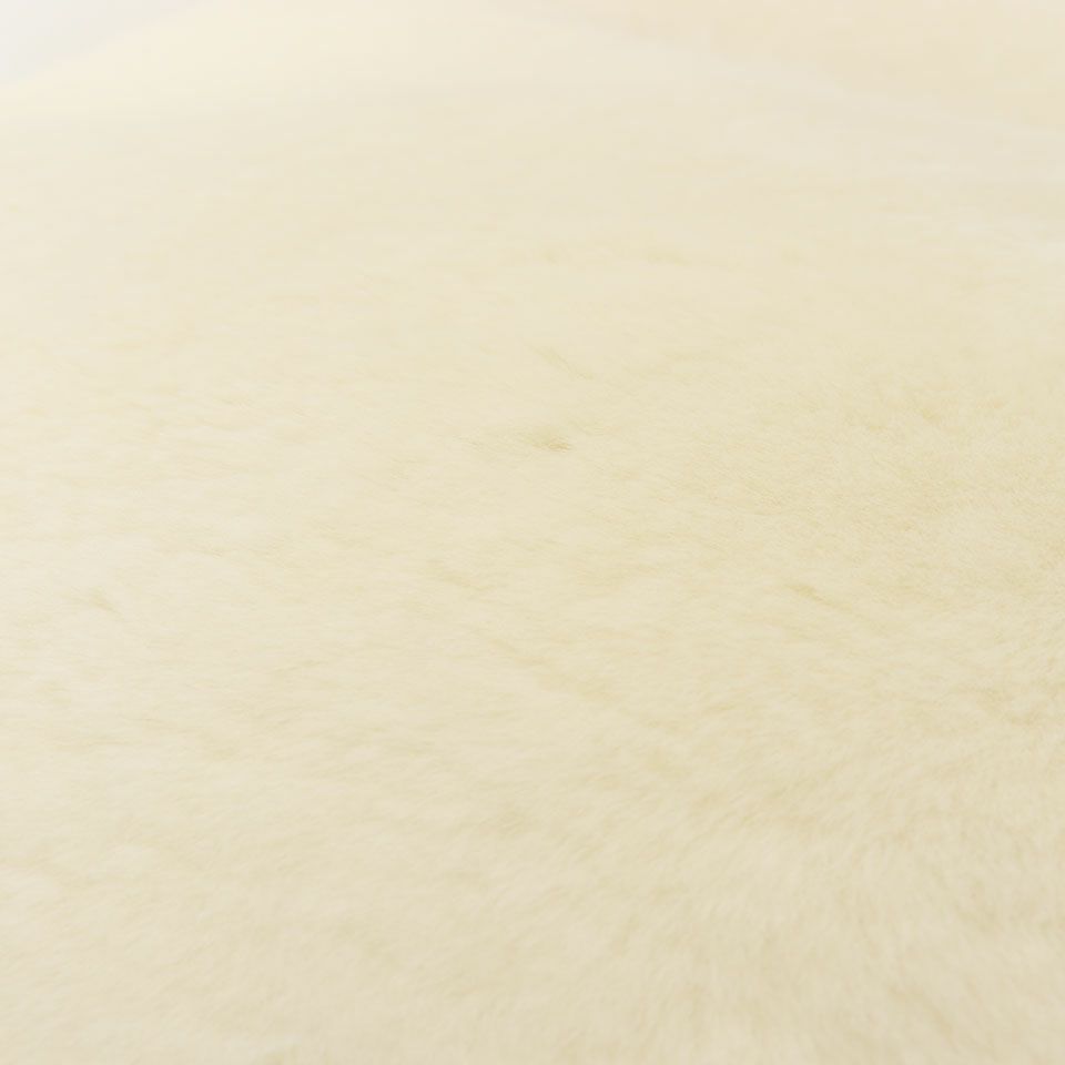 羊毛の間に含まれる大量の空気が断熱材の役割を果たし、冷たい外気を寄せ付けず、内側の温かい空気を逃しません／カラー：ホワイト