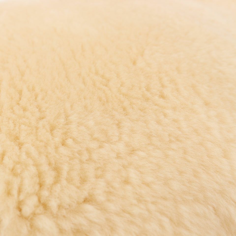 羊毛の間に含まれる大量の空気が断熱材の役割を果たし、冷たい外気を寄せ付けず、内側の温かい空気を逃しません／カラー：ベージュ