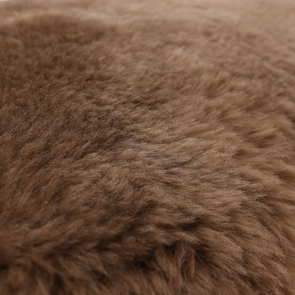 羊毛の間に含まれる大量の空気が断熱材の役割を果たし、冷たい外気を寄せ付けず、内側の温かい空気を逃しません／カラー：ダークブラウン