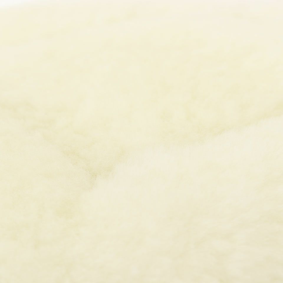 カットワークのように見えるデザインは、ひとつひとつパッチワークで作られた文様調のデザインで丁寧に仕上げられています／カラー：ホワイト