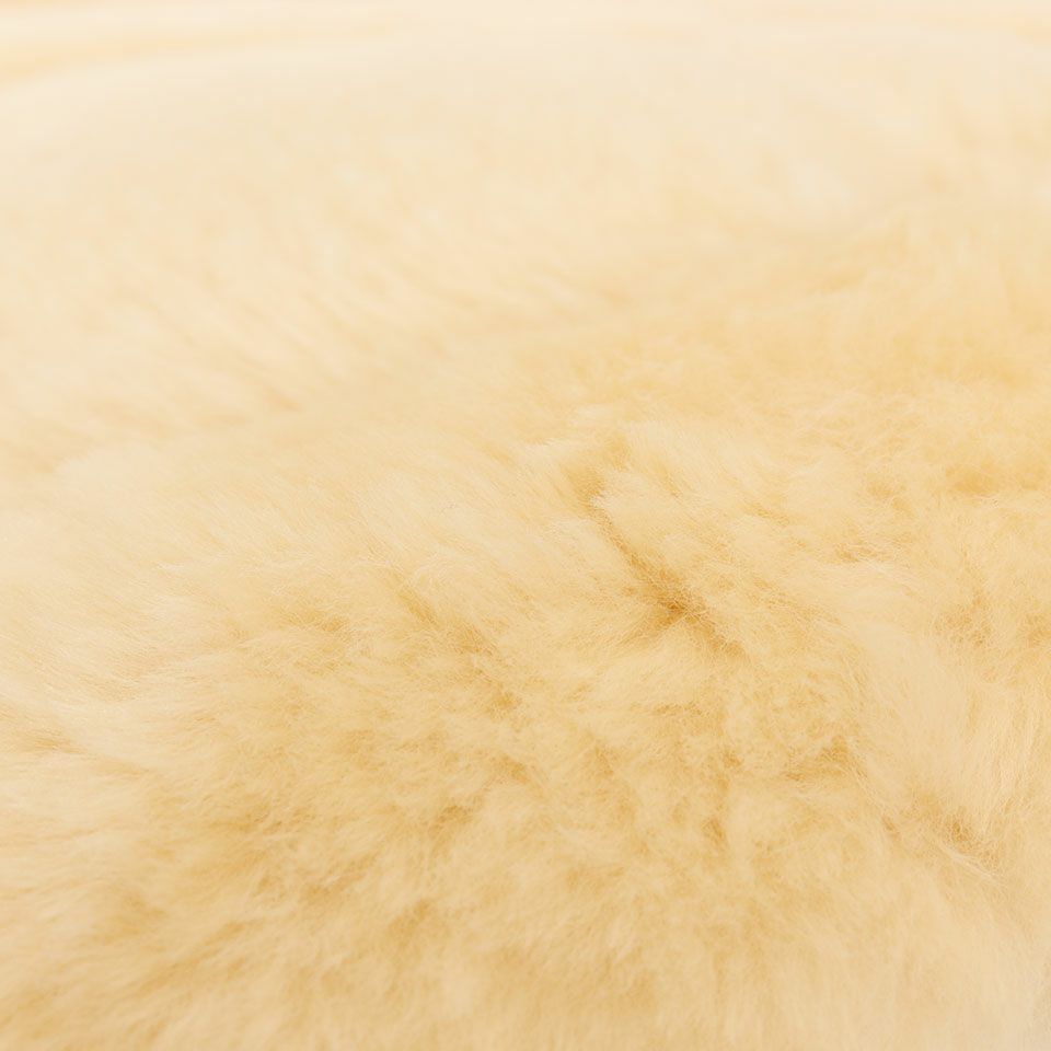 カットワークのように見えるデザインは、ひとつひとつパッチワークで作られた文様調のデザインで丁寧に仕上げられています／カラー：ベージュ