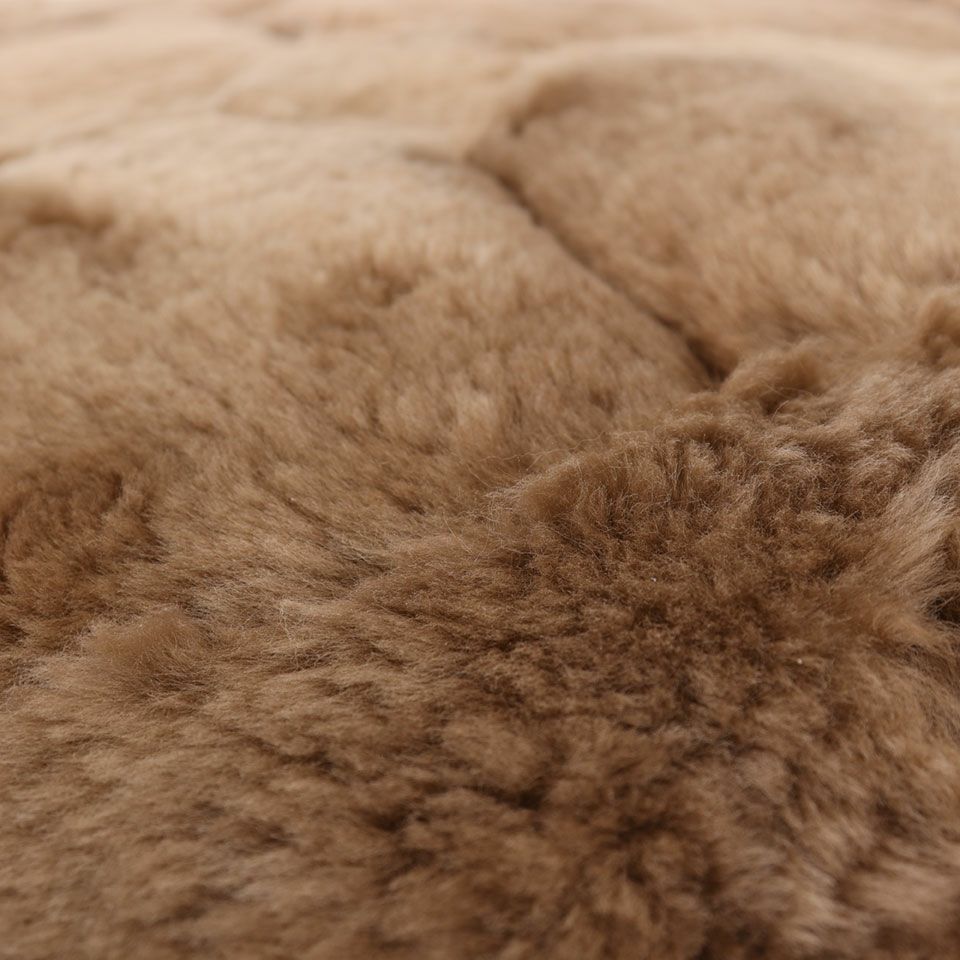 カットワークのように見えるデザインは、ひとつひとつパッチワークで作られた文様調のデザインで丁寧に仕上げられています／カラー：ダークブラウン