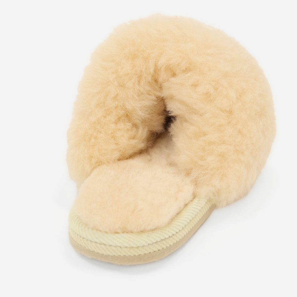 甲の部分、内側、底部分の肌に触れる部分にすべて羊毛が使用されているため非常に保温効果が高いです