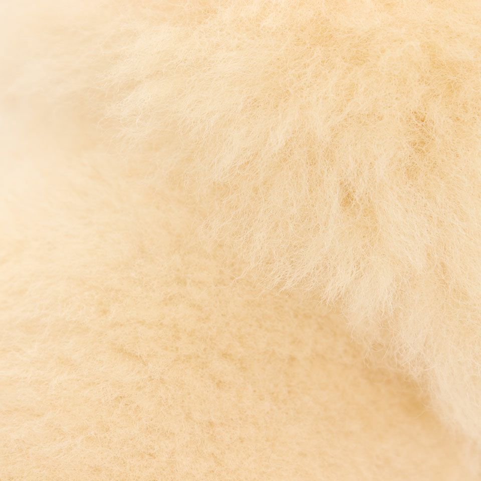 オーストラリア産の良質なムートンを使用しており、ムートンの暖かさを足元から感じられるアイテムです／カラー：ベージュ