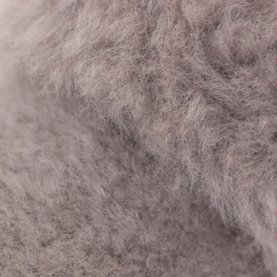 オーストラリア産の良質なムートンを使用しており、ムートンの暖かさを足元から感じられるアイテムです／カラー：グレー