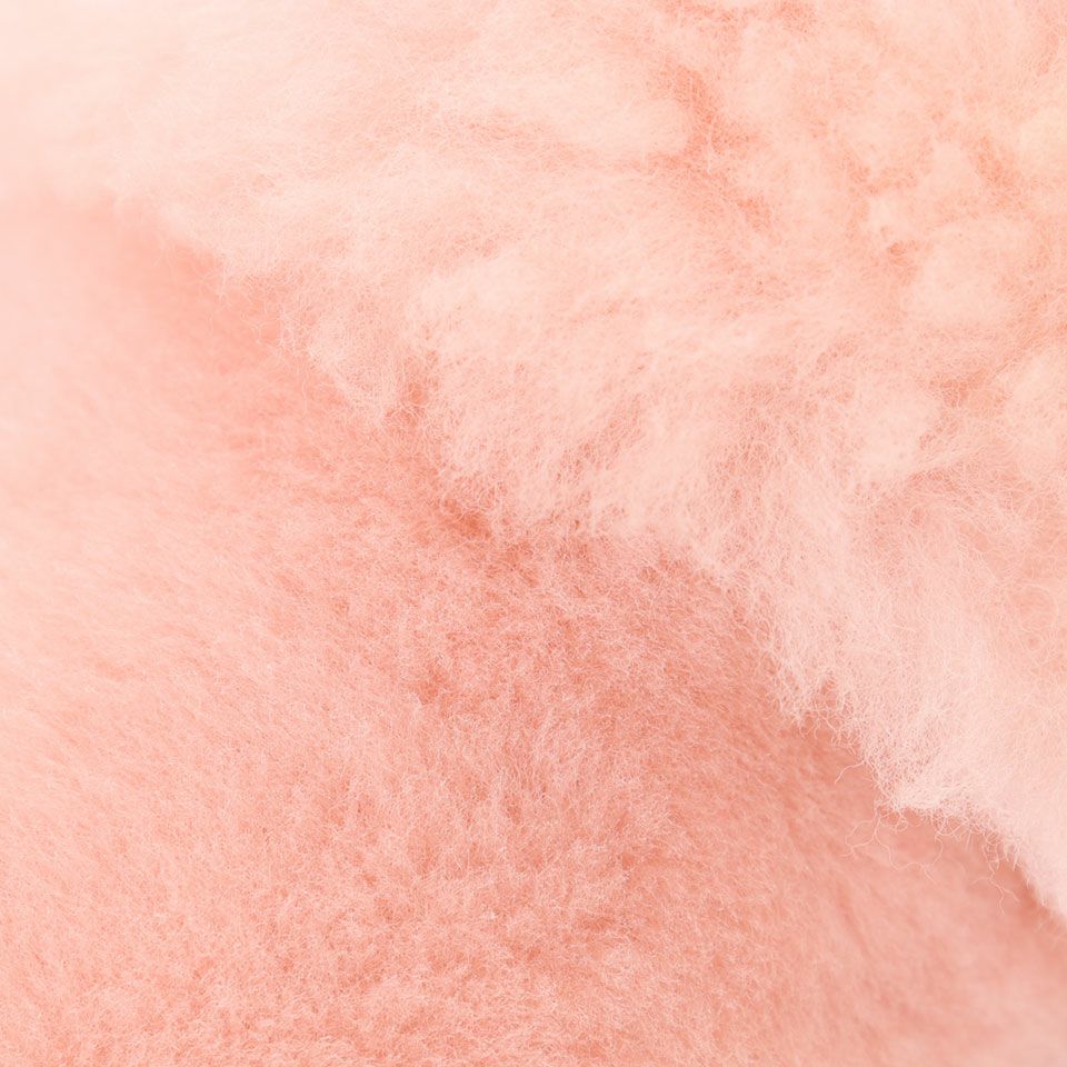 オーストラリア産の良質なムートンを使用しており、ムートンの暖かさを足元から感じられるアイテムです／カラー：ピンク